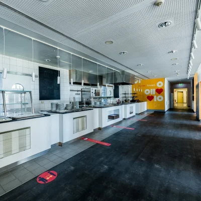 Das Bild zeigt den Empfangsbereich mit moderner Rezeption und Lounge im Trevista-Büroareal in Eschborn.