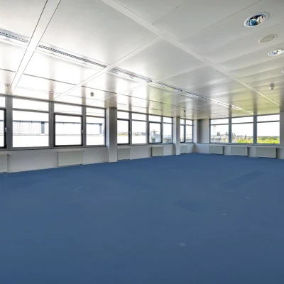 Moderner, heller Büroraum im Bürokomplex Tricubes in Frankfurt mit großen Fenstern und Ausblick.