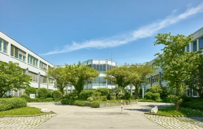 Aussenansicht des Type1 Office Bürogebäudes mit Bäumen und Pflanzen im Vordergrund.