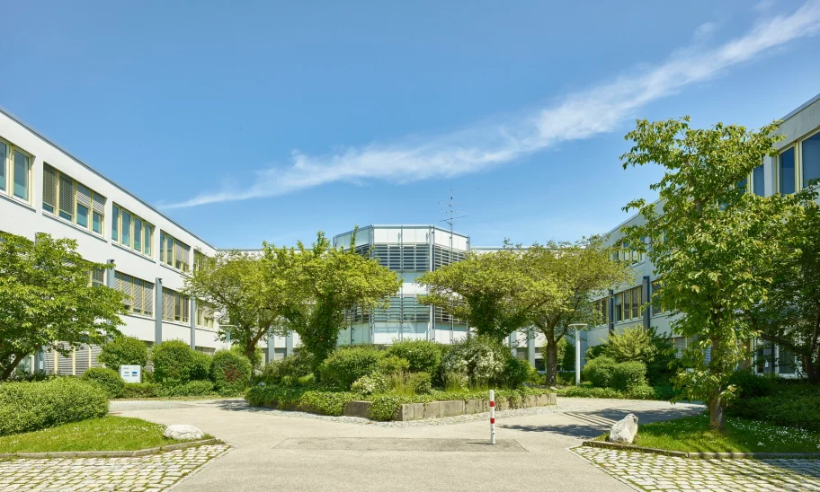Aussenansicht des Type1 Office Bürogebäudes mit Bäumen und Pflanzen im Vordergrund.