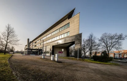 Das Bild zeigt die Seitenansicht eines modernen Bürogebäudes mit markanter Fassadengestaltung in Bonn.