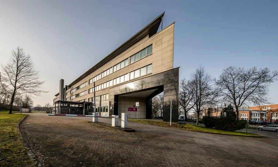 Das Bild zeigt die Seitenansicht eines modernen Bürogebäudes mit markanter Fassadengestaltung in Bonn.