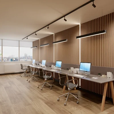 Moderne Arbeitsplätze mit Blick über die Stadt und holzverkleideter Wand in einem Berliner Büro.