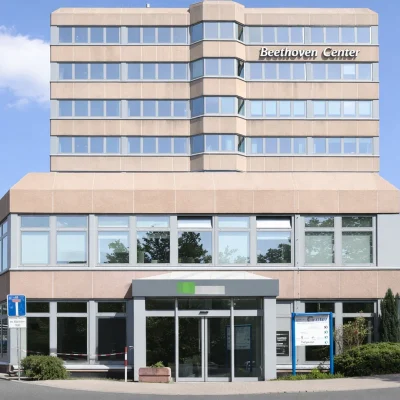Straßenansicht des Bürogebäudes Beethoven Center mit Eingangsbereich und Turm