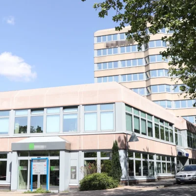 Bürokomplex Beethoven Center mit Hochhaus, Nachbargebäude und parkähnlichem Umfeld