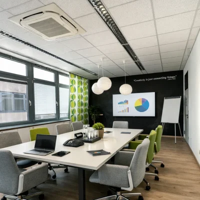 Kreativer Besprechungsraum mit Tafelwand, Bildschirm und Kaffeestation
