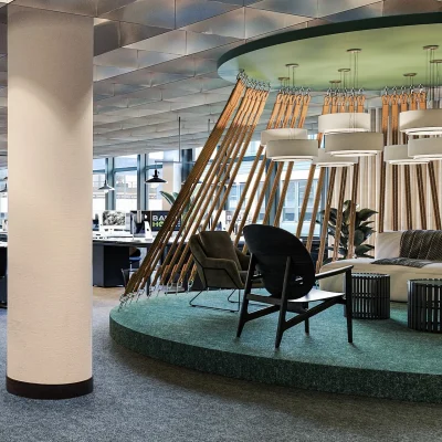Das Bild zeigt eine offene Bürofläche mit modernen Co-Working-Arbeitsplätzen.