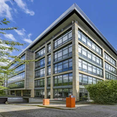 Das Bild zeigt die Außenansicht eines modernen Bürogebäudes mit Glasfassade in Essen.