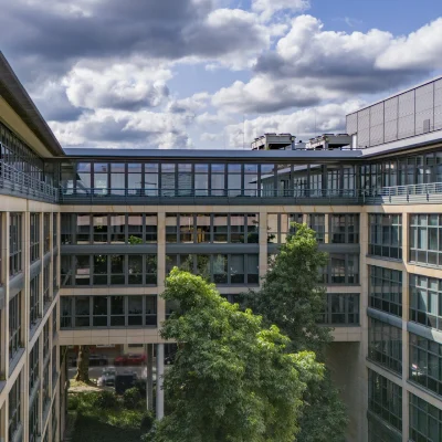 Das Bild zeigt den Innenhof eines modernen Bürogebäudes mit Glasfassade in Essen.