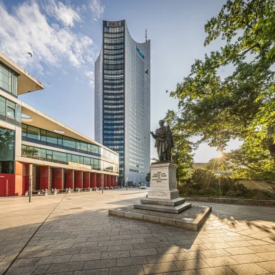Moderne Perspektive auf das City-Hochhaus Leipzig mit markanten architektonischen Details im Vordergrund.