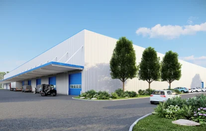 Die Aufnahme zeigt eine moderne Logistikhalle mit mehreren Andockstationen für LKWs im Industriepark Kassel Mittelfeld.