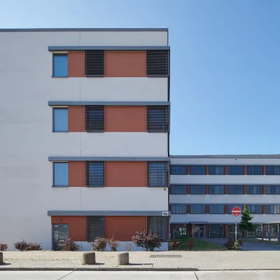 innenhof und fassadenansicht des buerogebaeudes tetromino in berlin-lichtenberg mit parkplaetzen und moderner architektur