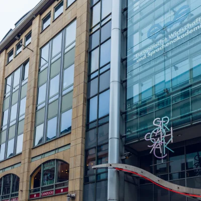 Außenansicht des mehrstöckigen Bürogebäudes der Strohsack-Passage mit moderner Glasfassade.