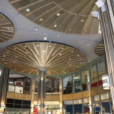 Die auffällig gestaltete Decke der Strohsack-Passage mit modernen Lichtinstallationen ist zu sehen.