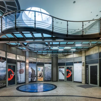Der Innenbereich der Strohsack-Passage in Leipzig mit gläserner Decke und modernen Ladenflächen ist zu sehen.