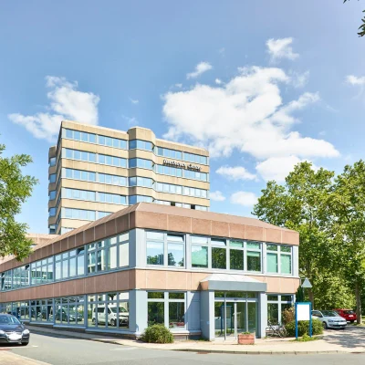 Außenansicht eines modernen Bürogebäudes mit mehreren Etagen im Beethoven Center in Würzburg bei sonnigem Wetter.