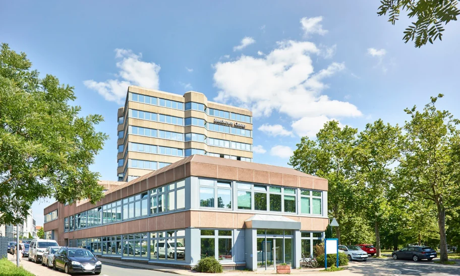 Außenansicht eines modernen Bürogebäudes mit mehreren Etagen im Beethoven Center in Würzburg bei sonnigem Wetter.