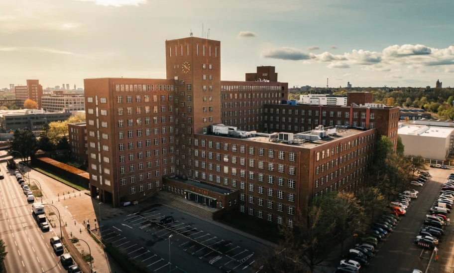 Gesamtansicht des Bürogebäudes Werkhaus in Berlin mit Backsteinfassade.