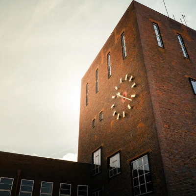 Der Turm des Werkhauses am Siemensdamm in Berlin mit Uhr und Sonnenlicht.