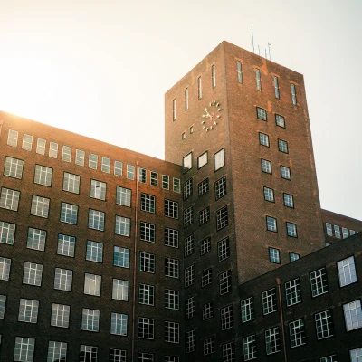 Bürogebäudeturm am Siemensdamm in Berlin mit markanter Uhr und Ziegelfassade.