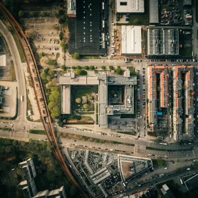 Luftansicht des Werkhaus-Areals am Siemensdamm mit Straßen und Schienen.