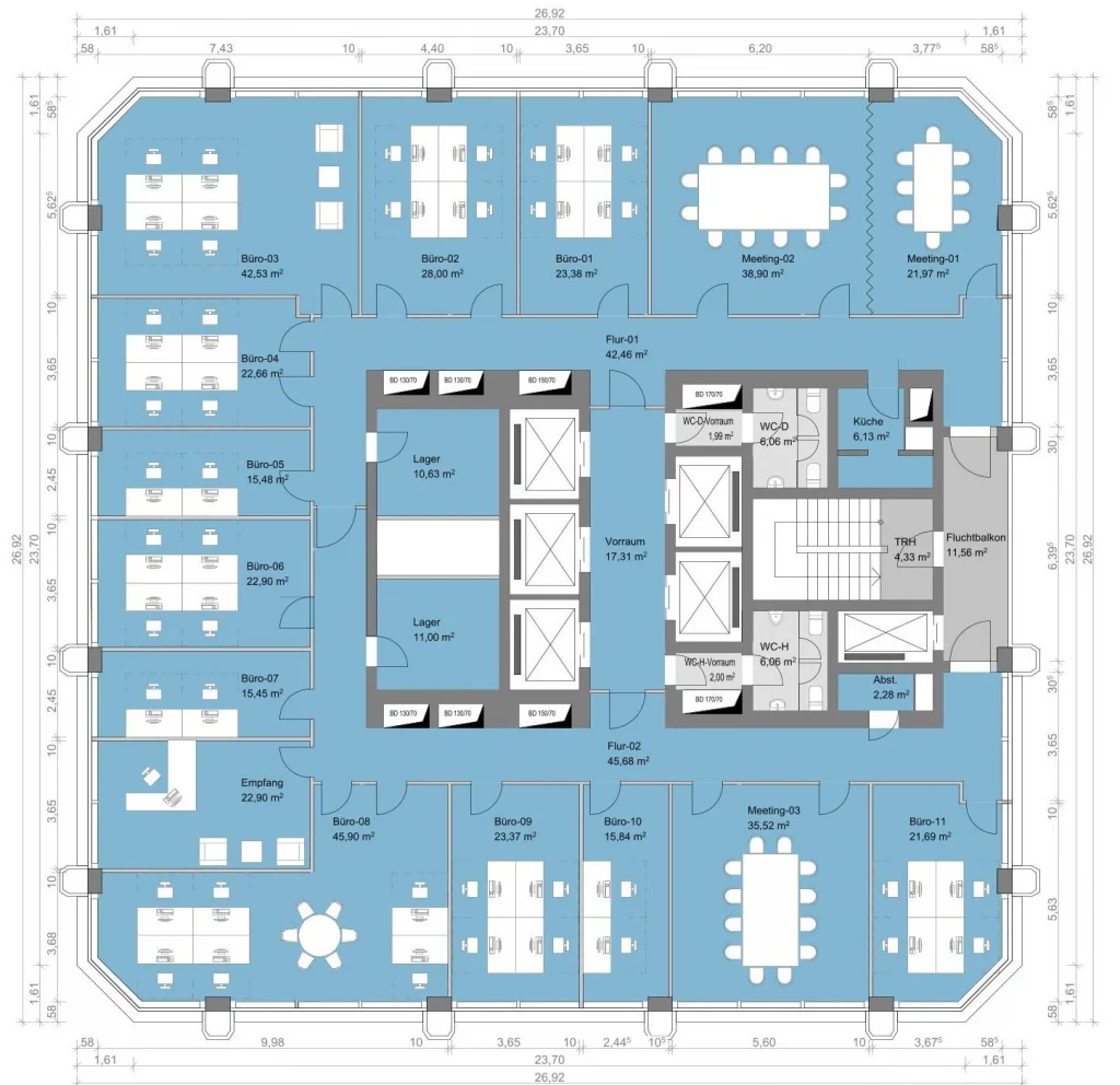Grundriss einer Büroetage des Turm Bs mit detaillierter Raumaufteilung, inklusive Konferenzräumen, Büros und Nebenräumen.