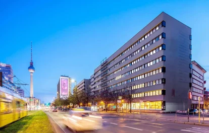 Außenansicht des Bürogebäudes "der Karl" bei Dämmerung