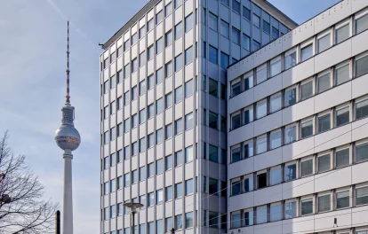 Der Fernsehturm als Wahrzeichen von Berlin an der Alexanderstraße 1, 3, 5.