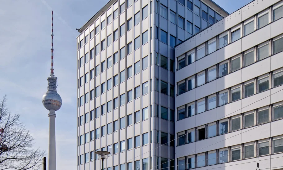 Der Fernsehturm als Wahrzeichen von Berlin an der Alexanderstraße 1, 3, 5.