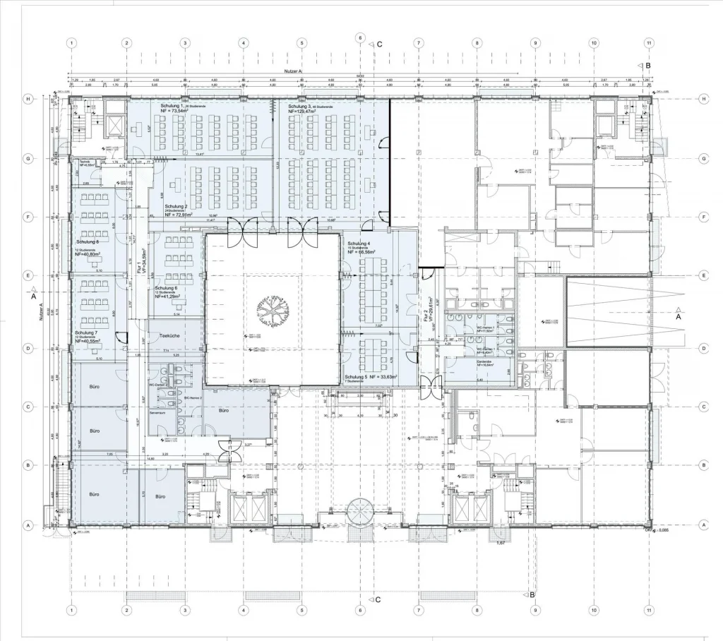 Architektonischer Grundriss des Erdgeschosses mit Schulungsraeumen, Bueroeinheiten und zentralem Atrium.