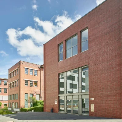Bürogebäude im Frankencampus Nürnberg mit roter Backsteinfassade und großen Fensterfronten.