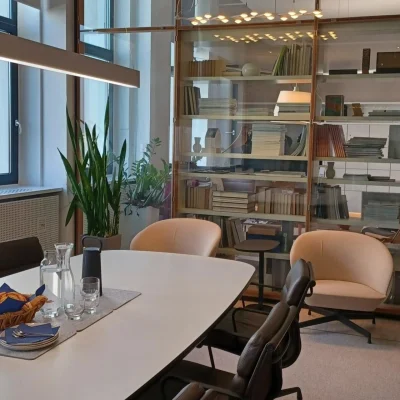 Moderner Besprechungsraum im Frankencampus Nürnberg mit Designmöbeln, Bücherregal und großen Fenstern.