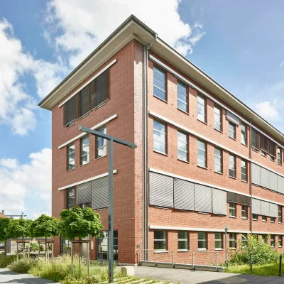 Bürokomplex im Frankencampus Nürnberg mit gepflegtem Umfeld und grüner Gestaltung.