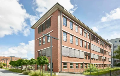 Bürokomplex im Frankencampus Nürnberg mit gepflegtem Umfeld und grüner Gestaltung.