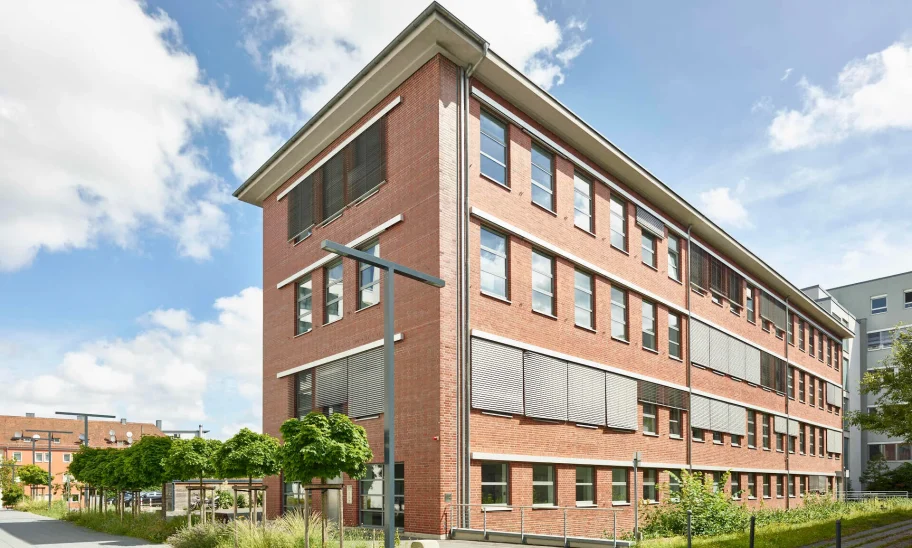 Bürokomplex im Frankencampus Nürnberg mit gepflegtem Umfeld und grüner Gestaltung.