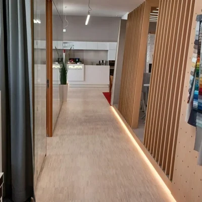 Heller Büroflur im Frankencampus Nürnberg mit Holzlamellen, Stoffmustern und LED-Beleuchtung.