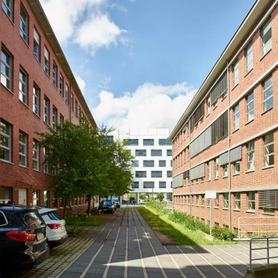 Innenhof des Frankencampus Nürnberg mit begrüntem Bereich und Blick auf die Backsteinfassaden.