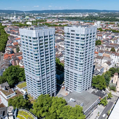 Luftaufnahme der Bonifaziustürme in Mainz mit Blick auf die beiden markanten Hochhäuser und das umliegende Stadtgebiet.