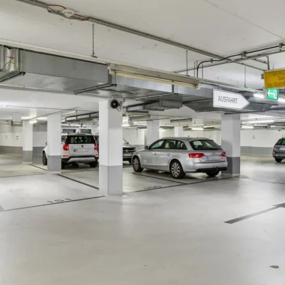 Zu sehen ist die Tiefgarage des Red Corners mit Autos.