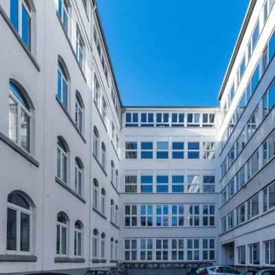 Innenhof des Erwin-Stein-Hauses in Frankfurt mit umliegender Bestandsarchitektur und ruhiger Atmosphäre innerhalb des Büroensembles.