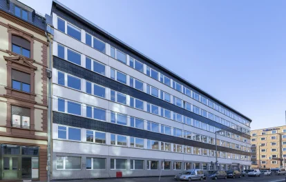 Straßenfassade des Erwin-Stein-Hauses in Frankfurt an der Stuttgarter Straße mit markanter Bestandsarchitektur.