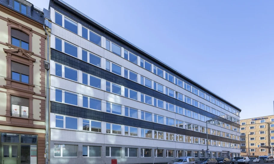 Straßenfassade des Erwin-Stein-Hauses in Frankfurt an der Stuttgarter Straße mit markanter Bestandsarchitektur.