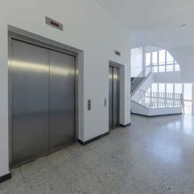 Aufzugsbereich im Erwin-Stein-Haus Frankfurt mit großzügigem Lichtraum, klarer Gestaltung und guter Erschließung der Büroetagen.