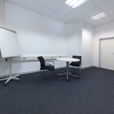 Helle Bürofläche im Erwin-Stein-Haus Frankfurt mit klarer Raumstruktur und flexiblen Nutzungsmöglichkeiten für Einzel- oder Teamarbeitsplätze.