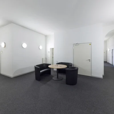 Ruhiger Flurbereich im Erwin-Stein-Haus Frankfurt mit übersichtlicher Erschließung und Anbindung an die Büroeinheiten.