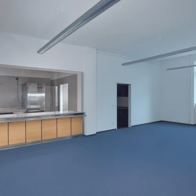 Funktionaler Kantinen- und Aufenthaltsbereich im Erwin-Stein-Haus Frankfurt, geeignet für Pausen, informellen Austausch und Mitarbeiterverpflegung.