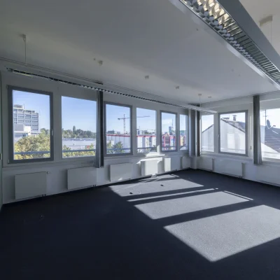 Helle, unmöblierte Bürofläche im Horizont III in Stuttgart mit umlaufenden Fenstern, natürlichem Lichteinfall und flexiblen Nutzungsmöglichkeiten für moderne Bürokonzepte.