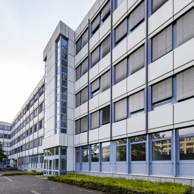 Detailansicht der Fassade eines Bürogebäudes in der Konrad-Adenauer-Straße in Köln mit horizontaler Fensterstruktur und moderner Gebäudehülle.