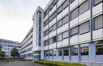 Detailansicht der Fassade eines Bürogebäudes in der Konrad-Adenauer-Straße in Köln mit horizontaler Fensterstruktur und moderner Gebäudehülle.