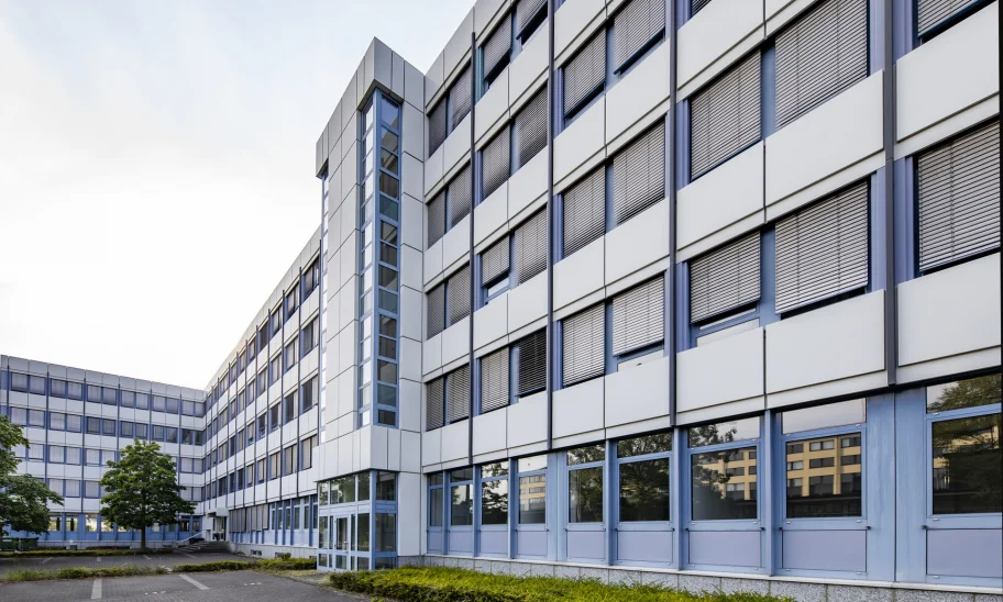 Detailansicht der Fassade eines Bürogebäudes in der Konrad-Adenauer-Straße in Köln mit horizontaler Fensterstruktur und moderner Gebäudehülle.